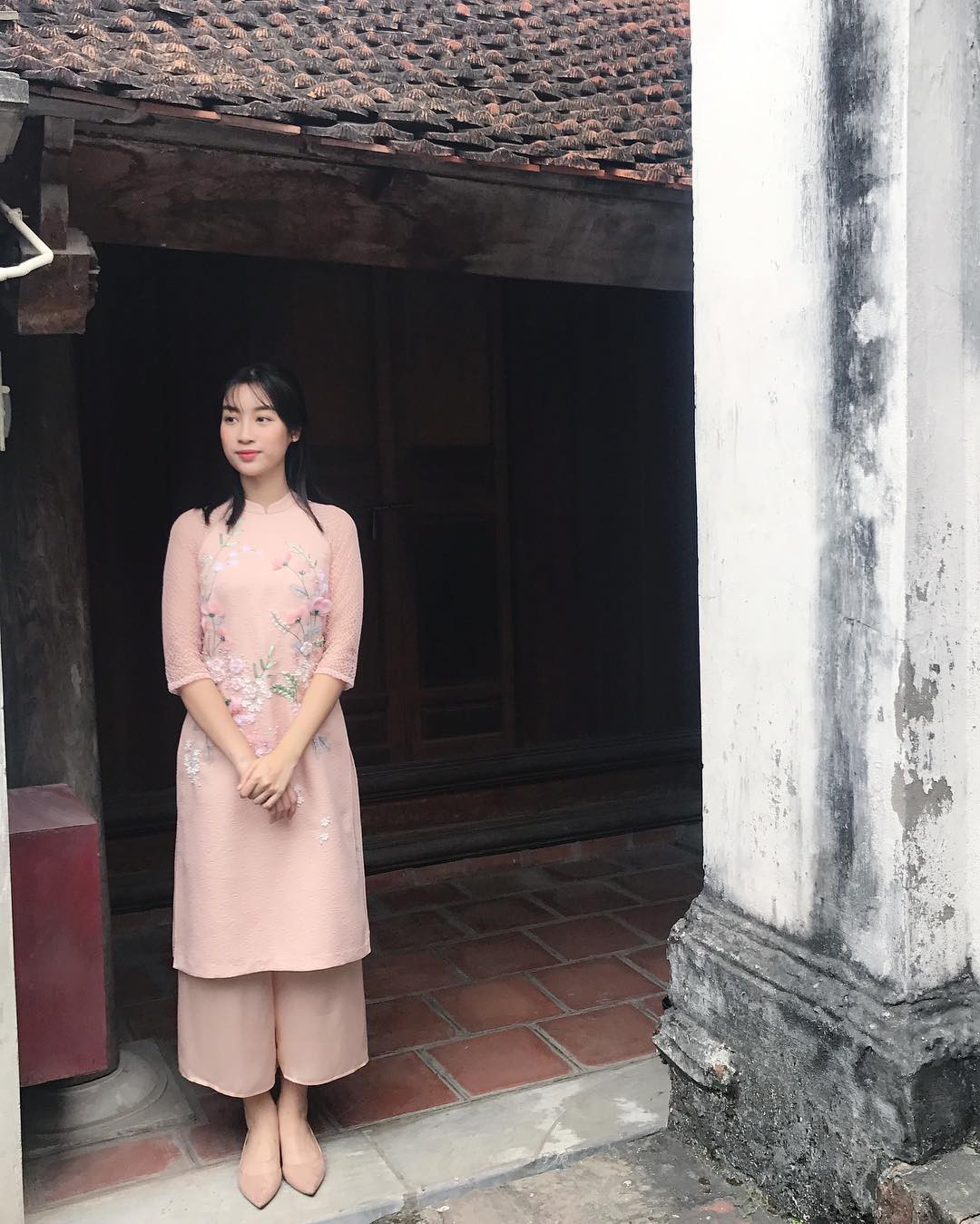Loạt sao và hot girl Việt cùng chọn mặc áo dài xinh muốn xỉu trong ngày mùng 1 Tết - Ảnh 6.
