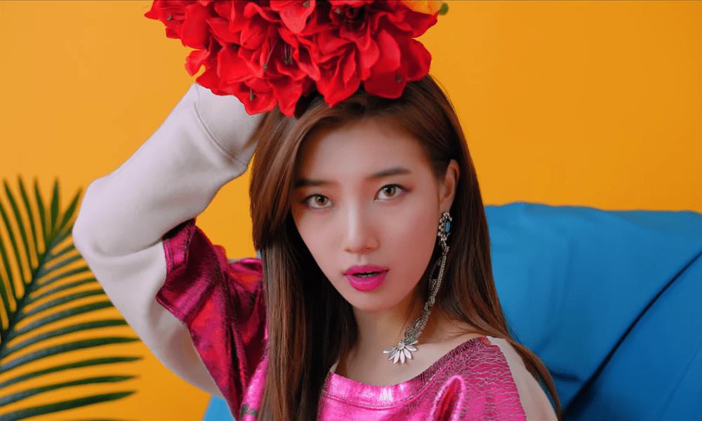 Vừa tung MV mới, Suzy đã bị tố đạo nhái Selena Gomez - Ảnh 1. Vừa tung MV mới, Suzy đã bị tố đạo nhái Selena Gomez - Ảnh 1.