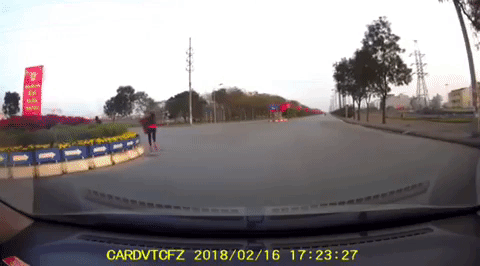 Clip gây bức xúc: Hai nữ ninja Hà Nội đi SH trộm hoa Tết ở vòng xuyến và văng tục khi bị tài xế ô tô nhắc nhở - Ảnh 2.