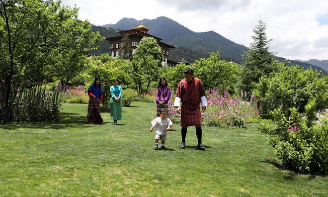 Bạn đ&atilde; biết g&igrave; về ho&agrave;ng tử b&eacute; si&ecirc;u đ&aacute;ng y&ecirc;u của &ldquo;đất nước hạnh ph&uacute;c nhất thế giới&rdquo;? - Ảnh 4.