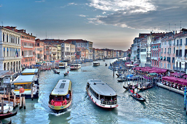 Siêu trăng xanh máu đã khiến thành phố Venice thơ mộng rơi vào thảm cảnh này - Ảnh 1.