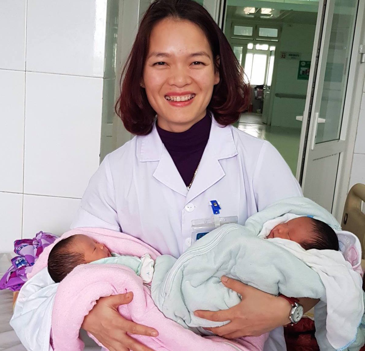 Sản phụ sinh đôi, một bé gái còn nguyên trong bọc ối vô cùng hiếm gặp - Ảnh 1.