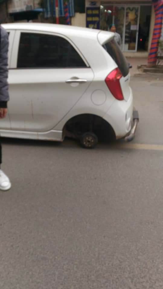 Xe &ocirc; t&ocirc; đang đi th&igrave; rụng mất 1 b&aacute;nh c&ograve;n 3 - Ảnh 1.