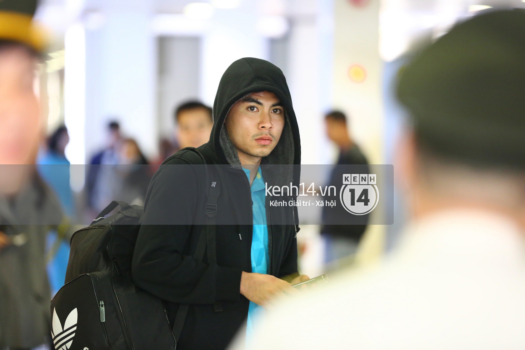 Fan đón U23 hạ cánh Sài Gòn cuồng nhiệt không khác gì sao Hàn! - Ảnh 9.