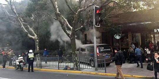 Trung Quốc: Xe tải lao l&ecirc;n vỉa h&egrave;, 18 người bị thương - Ảnh 2.