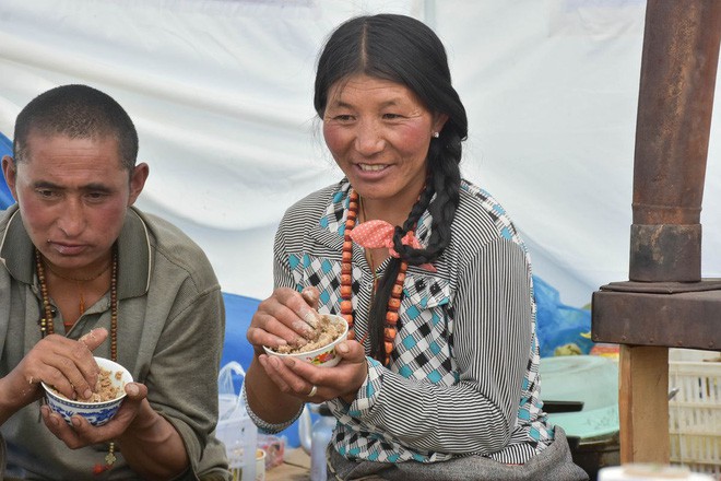 Trà bơ và muối - thức uống phải đi gần 4.000km mới đến nơi, giúp người Tây Tạng tồn tại hàng ngàn năm giữa cao nguyên lạnh giá - Ảnh 7.