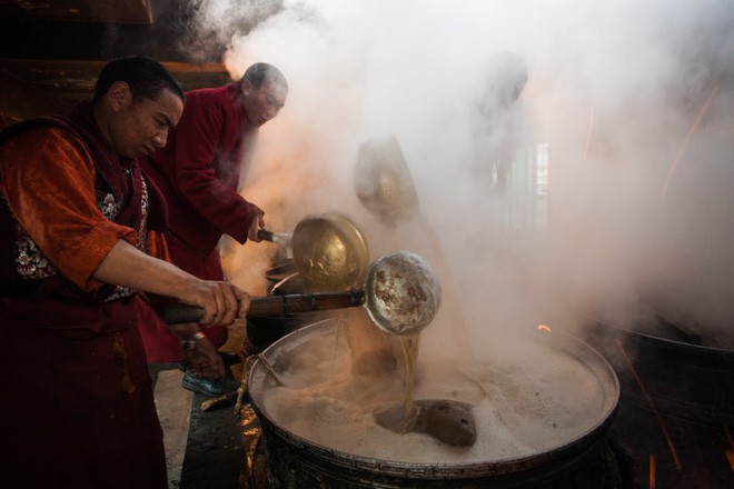 Trà bơ và muối - thức uống phải đi gần 4.000km mới đến nơi, giúp người Tây Tạng tồn tại hàng ngàn năm giữa cao nguyên lạnh giá - Ảnh 10.