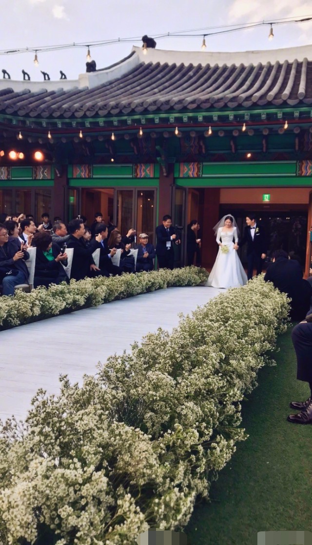 Song Joong Ki tặng Song Hye Kyo bó hoa cực đại, khen bà xã đẹp nhất vũ trụ nhân dịp kỷ niệm 100 ngày cưới - Ảnh 6.