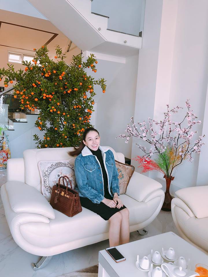 Học trò Hà Hồ dính nghi vấn mang thai với vòng 2 to bất thường, gương mặt tròn trĩnh trông thấy? - Ảnh 1.