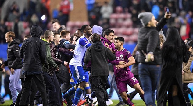 Man City bị loại khỏi FA Cup, Aguero vung tay đấm CĐV Wigan - Ảnh 6.