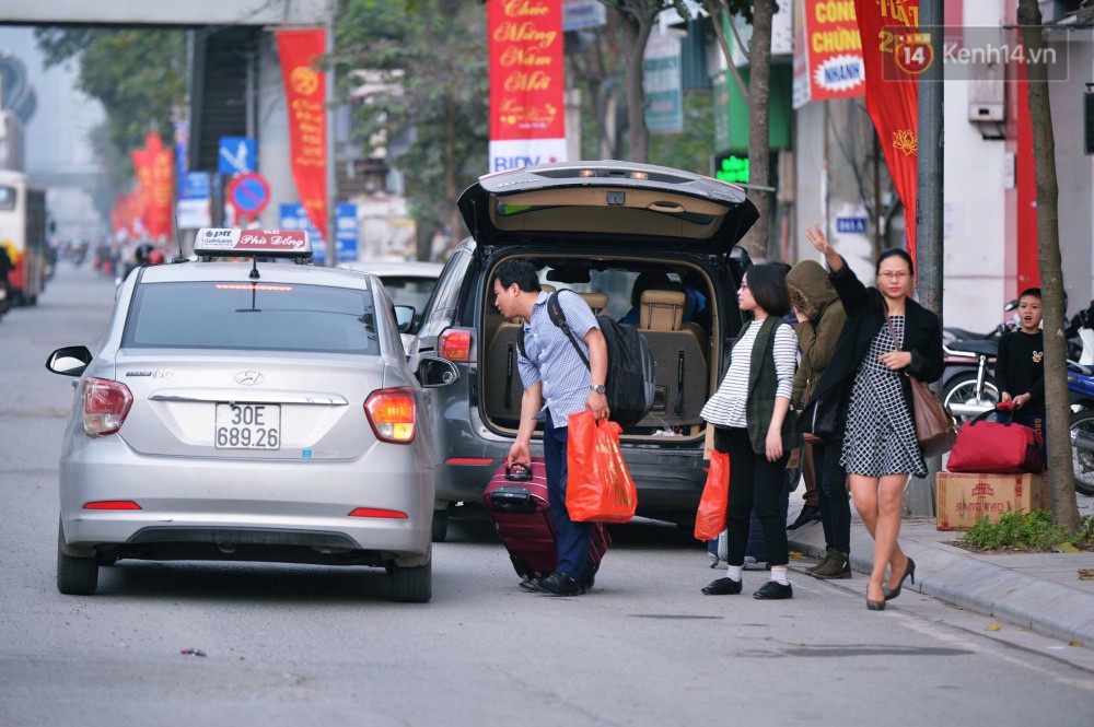 Người dân mang theo hành lí chất trên nóc ô tô, xe máy đổ về Thủ Đô sau kì nghỉ Tết Nguyên đán kéo dài 1 tuần - Ảnh 4.