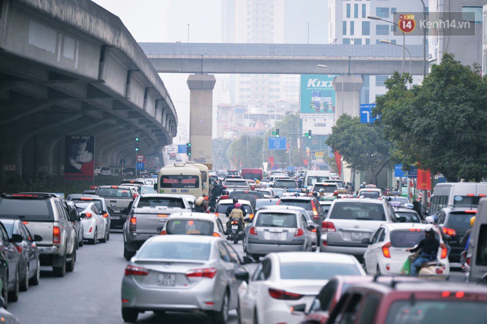 Người dân mang theo hành lí chất trên nóc ô tô, xe máy đổ về Thủ Đô sau kì nghỉ Tết Nguyên đán kéo dài 1 tuần - Ảnh 6.