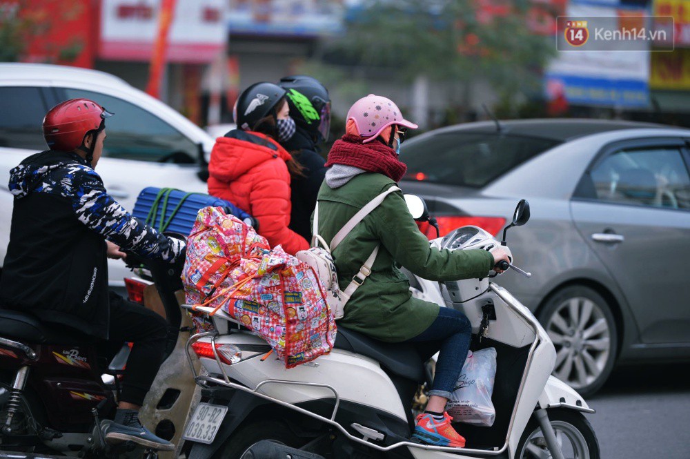 Người dân mang theo hành lí chất trên nóc ô tô, xe máy đổ về Thủ Đô sau kì nghỉ Tết Nguyên đán kéo dài 1 tuần - Ảnh 3.