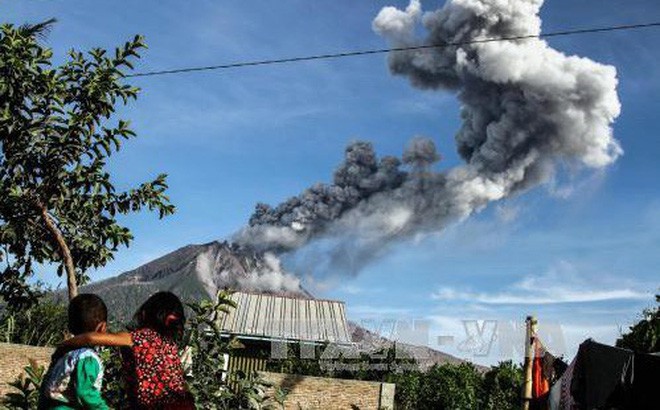 Núi lửa Sinabung phun trào, Indonesia cảnh báo hàng không mức cao nhất - Ảnh 1.