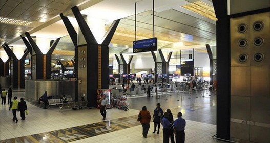 Sơ tán sân bay lớn nhất Nam Phi vì lo ngại có bom - Ảnh 1.