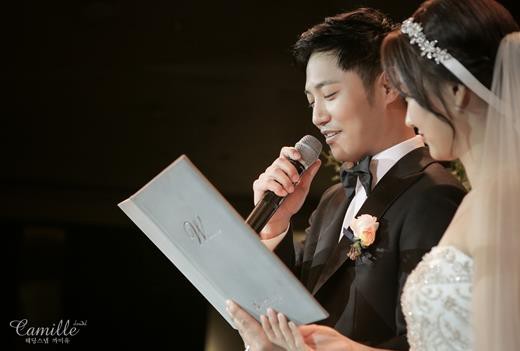 Chẳng cần lấy nghệ sĩ đình đám, các sao Hàn này vẫn có cuộc hôn nhân đẹp như cổ tích với bạn đời ngoài ngành giải trí - Ảnh 16.