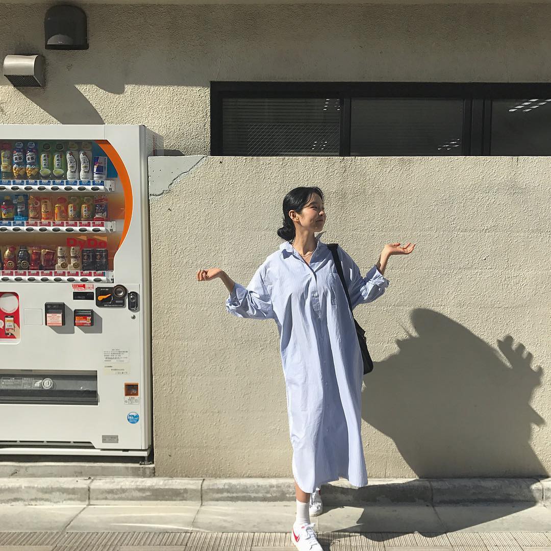 Lười mix đồ nhưng vẫn muốn trông mình thật hay ho, bạn hãy sắm ngay một chiếc váy sơ mi dáng rộng như thế này - Ảnh 1. Lười mix đồ nhưng vẫn muốn trông mình thật hay ho, bạn hãy sắm ngay một chiếc váy sơ mi dáng rộng như thế này - Ảnh 1.