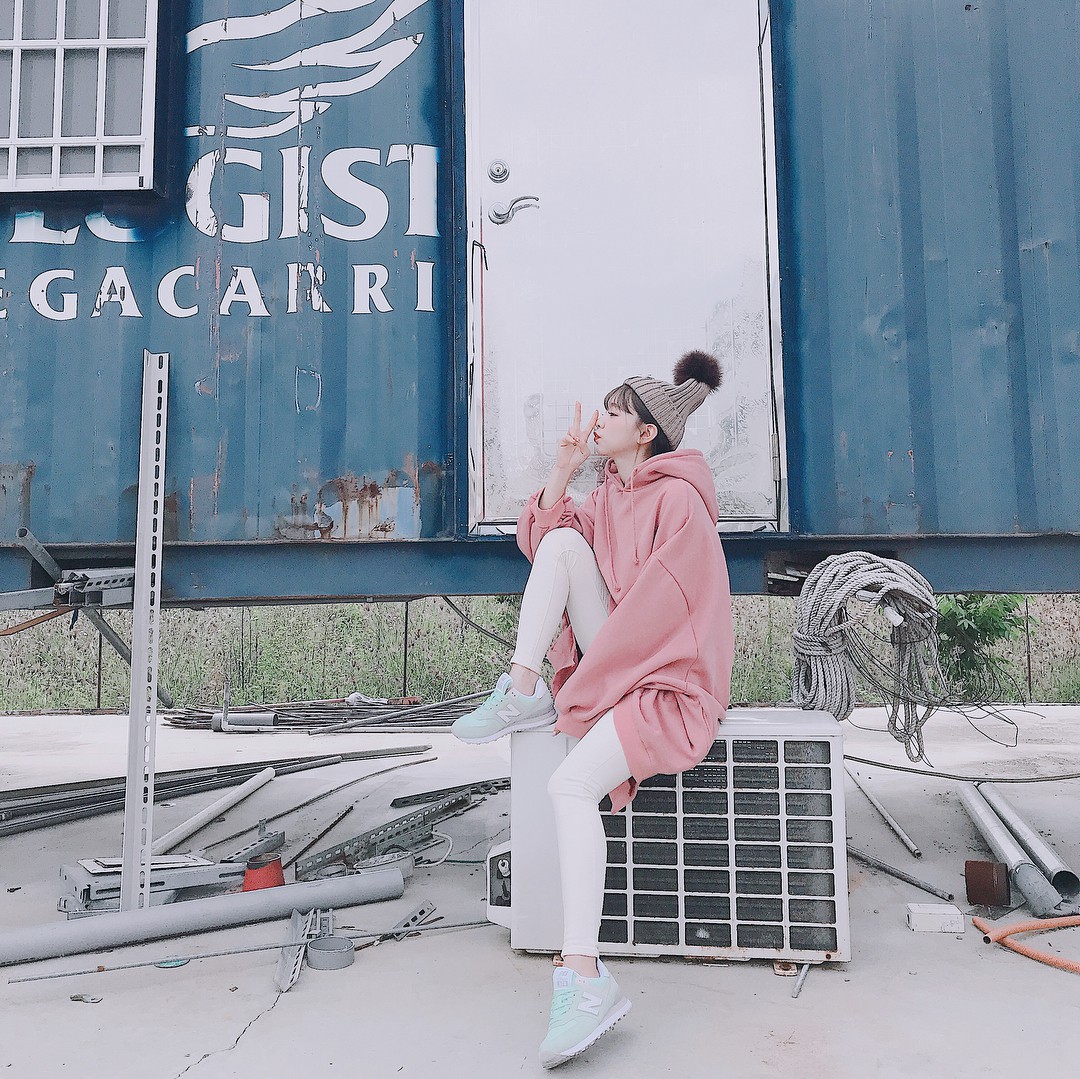 Ngày mưa âm u không biết mặc gì, bạn chỉ cần ghi nhớ 5 item này là có thể hô biến ngay hàng loạt set đồ siêu ưng mắt - Ảnh 1. Ngày mưa âm u không biết mặc gì, bạn chỉ cần ghi nhớ 5 item này là có thể hô biến ngay hàng loạt set đồ siêu ưng mắt - Ảnh 1.