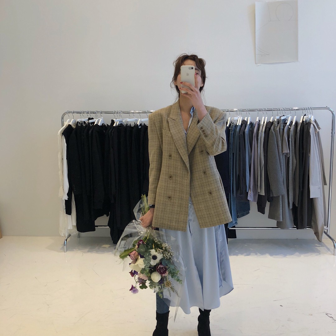 Lười mix đồ nhưng vẫn muốn trông mình thật hay ho, bạn hãy sắm ngay một chiếc váy sơ mi dáng rộng như thế này - Ảnh 9. Lười mix đồ nhưng vẫn muốn trông mình thật hay ho, bạn hãy sắm ngay một chiếc váy sơ mi dáng rộng như thế này - Ảnh 9.