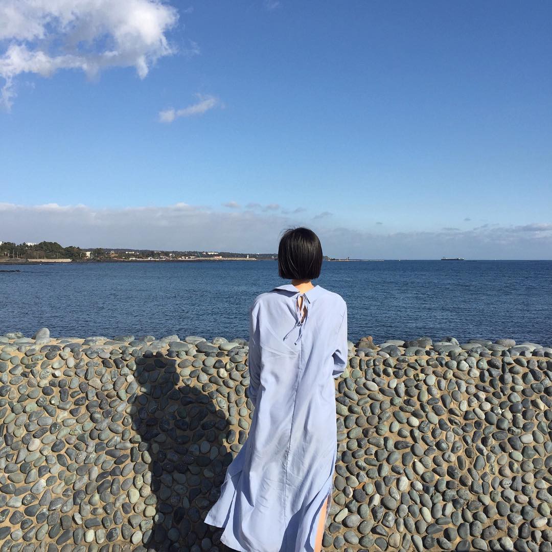 Lười mix đồ nhưng vẫn muốn trông mình thật hay ho, bạn hãy sắm ngay một chiếc váy sơ mi dáng rộng như thế này - Ảnh 7. Lười mix đồ nhưng vẫn muốn trông mình thật hay ho, bạn hãy sắm ngay một chiếc váy sơ mi dáng rộng như thế này - Ảnh 7.