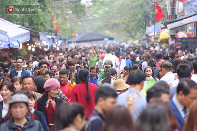 Hà Nội: Ngày làm việc đầu năm, dân công sở tranh thủ giờ nghỉ trưa để đi lễ chùa - Ảnh 2.