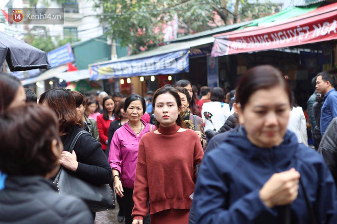 Hà Nội: Ngày làm việc đầu năm, dân công sở tranh thủ giờ nghỉ trưa để đi lễ chùa - Ảnh 7.