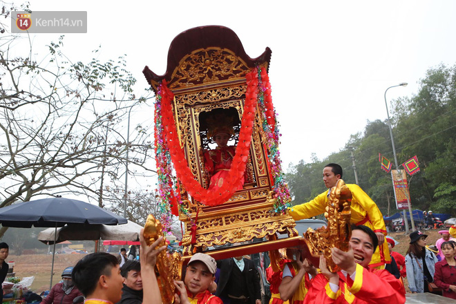 Tướng b&agrave; 9 tuổi được kiệu rước, bảo vệ để kh&ocirc;ng bị bắt c&oacute;c ở hội Gi&oacute;ng - Ảnh 5.