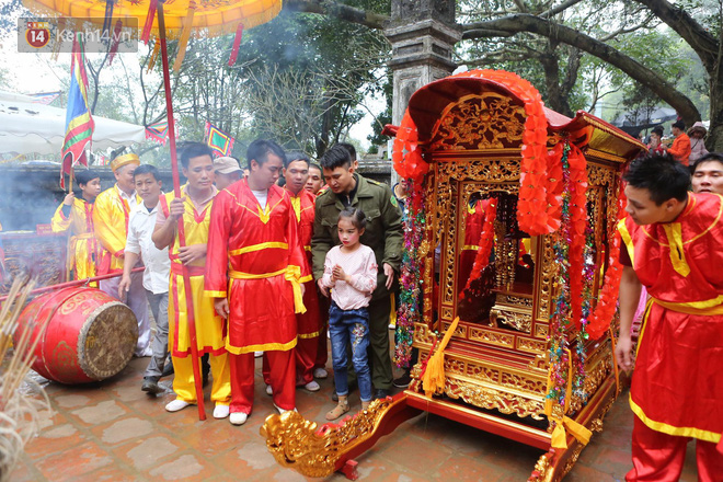 Tướng b&agrave; 9 tuổi được kiệu rước, bảo vệ để kh&ocirc;ng bị bắt c&oacute;c ở hội Gi&oacute;ng - Ảnh 8.