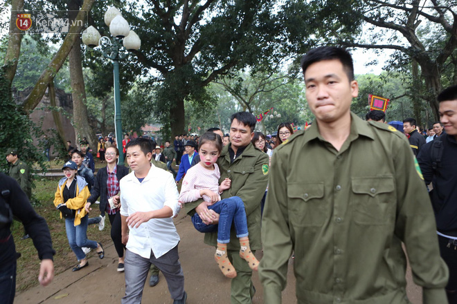 Tướng b&agrave; 9 tuổi được kiệu rước, bảo vệ để kh&ocirc;ng bị bắt c&oacute;c ở hội Gi&oacute;ng - Ảnh 10.