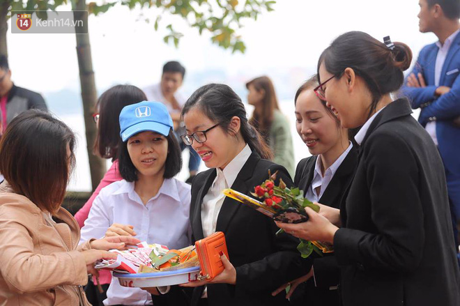 Hà Nội: Ngày làm việc đầu năm, dân công sở tranh thủ giờ nghỉ trưa để đi lễ chùa - Ảnh 6.