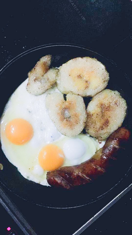 Ăn sáng với 2 quả trứng, 3 khoanh bánh chưng và 1 chiếc lạp xưởng, cô gái bị bảo là ăn thủng nồi trôi rế - Ảnh 1.
