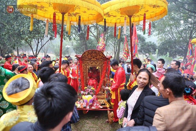 Tướng b&agrave; 9 tuổi được kiệu rước, bảo vệ để kh&ocirc;ng bị bắt c&oacute;c ở hội Gi&oacute;ng - Ảnh 2.