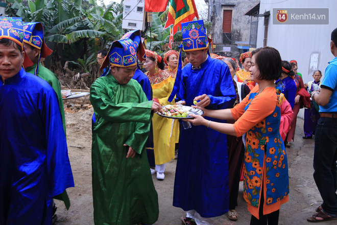 Lễ chém lợn ở Ném Thượng: Sau khi đưa rước quanh làng, hai ông ỉ được đem vào nơi kín đáo để “trảm” - Ảnh 8.