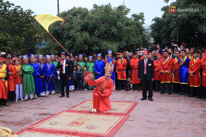 Lễ chém lợn ở Ném Thượng: Sau khi đưa rước quanh làng, hai ông ỉ được đem vào nơi kín đáo để “trảm” - Ảnh 20.