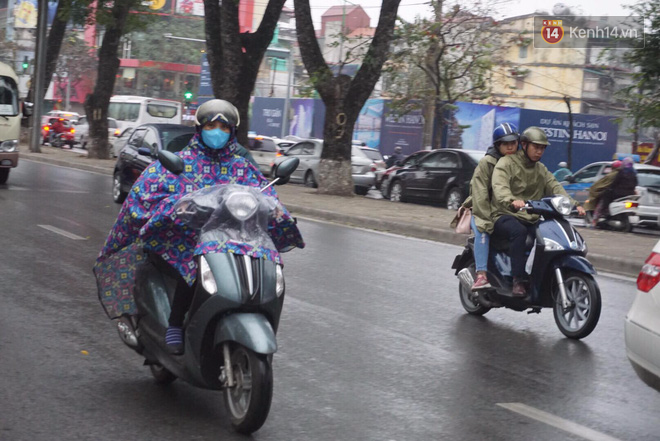 Chùm ảnh: Hà Nội mưa phùn, các tuyến đường thông thoáng trong ngày đi làm đầu tiên của năm mới Mậu Tuất - Ảnh 2.