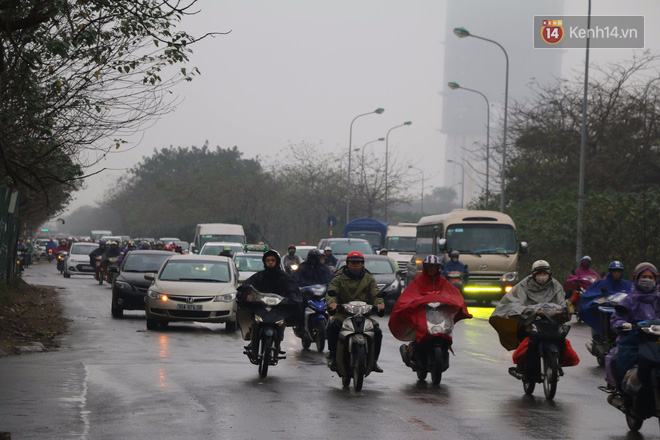 Chùm ảnh: Hà Nội mưa phùn, các tuyến đường thông thoáng trong ngày đi làm đầu tiên của năm mới Mậu Tuất - Ảnh 3.