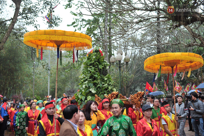 Hội Gióng Sóc Sơn diễn ra tưng bừng, không còn lộn xộn vì tranh cướp “giò hoa tre” - Ảnh 7.