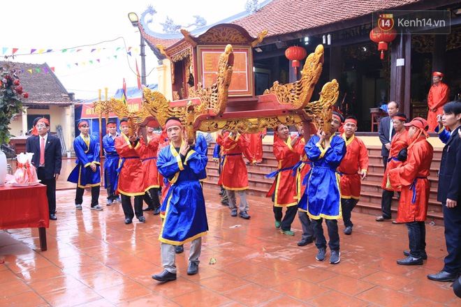 Lễ chém lợn ở Ném Thượng: Sau khi đưa rước quanh làng, hai ông ỉ được đem vào nơi kín đáo để “trảm” - Ảnh 11.