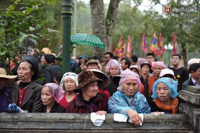 Hội Gióng Sóc Sơn diễn ra tưng bừng, không còn lộn xộn vì tranh cướp “giò hoa tre” - Ảnh 11.