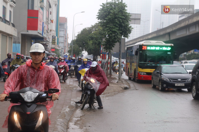 Chùm ảnh: Hà Nội mưa phùn, các tuyến đường thông thoáng trong ngày đi làm đầu tiên của năm mới Mậu Tuất - Ảnh 6.