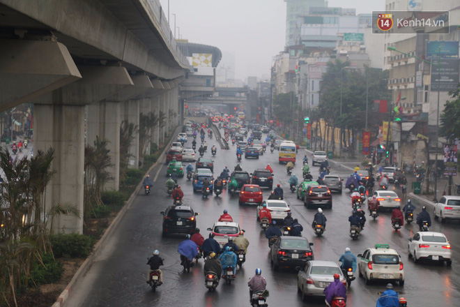 Chùm ảnh: Hà Nội mưa phùn, các tuyến đường thông thoáng trong ngày đi làm đầu tiên của năm mới Mậu Tuất - Ảnh 7.