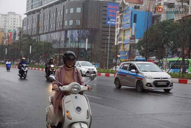 Chùm ảnh: Hà Nội mưa phùn, các tuyến đường thông thoáng trong ngày đi làm đầu tiên của năm mới Mậu Tuất - Ảnh 8.