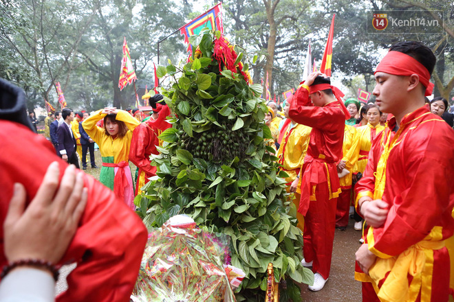 Hội Gióng Sóc Sơn diễn ra tưng bừng, không còn lộn xộn vì tranh cướp “giò hoa tre” - Ảnh 8.