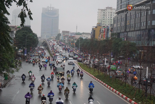 Chùm ảnh: Hà Nội mưa phùn, các tuyến đường thông thoáng trong ngày đi làm đầu tiên của năm mới Mậu Tuất - Ảnh 9.