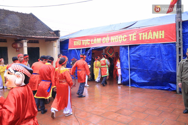 Lễ chém lợn ở Ném Thượng: Sau khi đưa rước quanh làng, hai ông ỉ được đem vào nơi kín đáo để “trảm” - Ảnh 26.