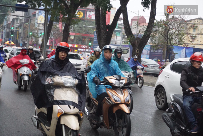 Chùm ảnh: Hà Nội mưa phùn, các tuyến đường thông thoáng trong ngày đi làm đầu tiên của năm mới Mậu Tuất - Ảnh 10.