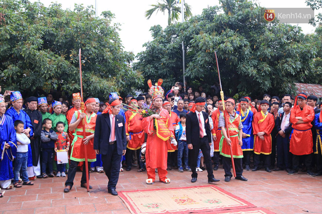 Lễ chém lợn ở Ném Thượng: Sau khi đưa rước quanh làng, hai ông ỉ được đem vào nơi kín đáo để “trảm” - Ảnh 19.