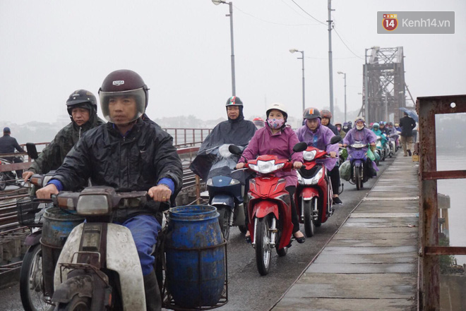 Chùm ảnh: Hà Nội mưa phùn, các tuyến đường thông thoáng trong ngày đi làm đầu tiên của năm mới Mậu Tuất - Ảnh 12.