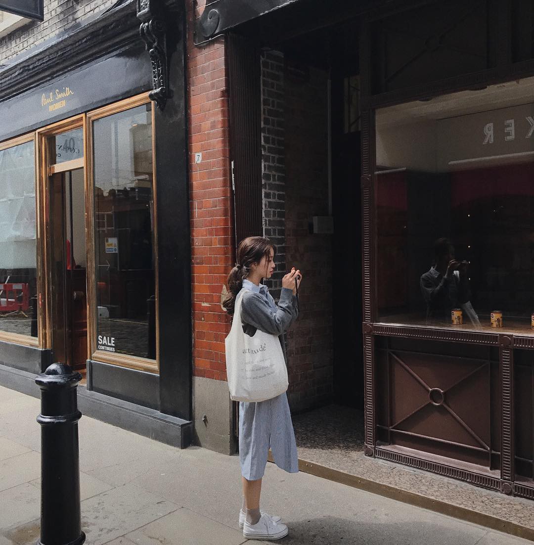 Lười mix đồ nhưng vẫn muốn trông mình thật hay ho, bạn hãy sắm ngay một chiếc váy sơ mi dáng rộng như thế này - Ảnh 2. Lười mix đồ nhưng vẫn muốn trông mình thật hay ho, bạn hãy sắm ngay một chiếc váy sơ mi dáng rộng như thế này - Ảnh 2.