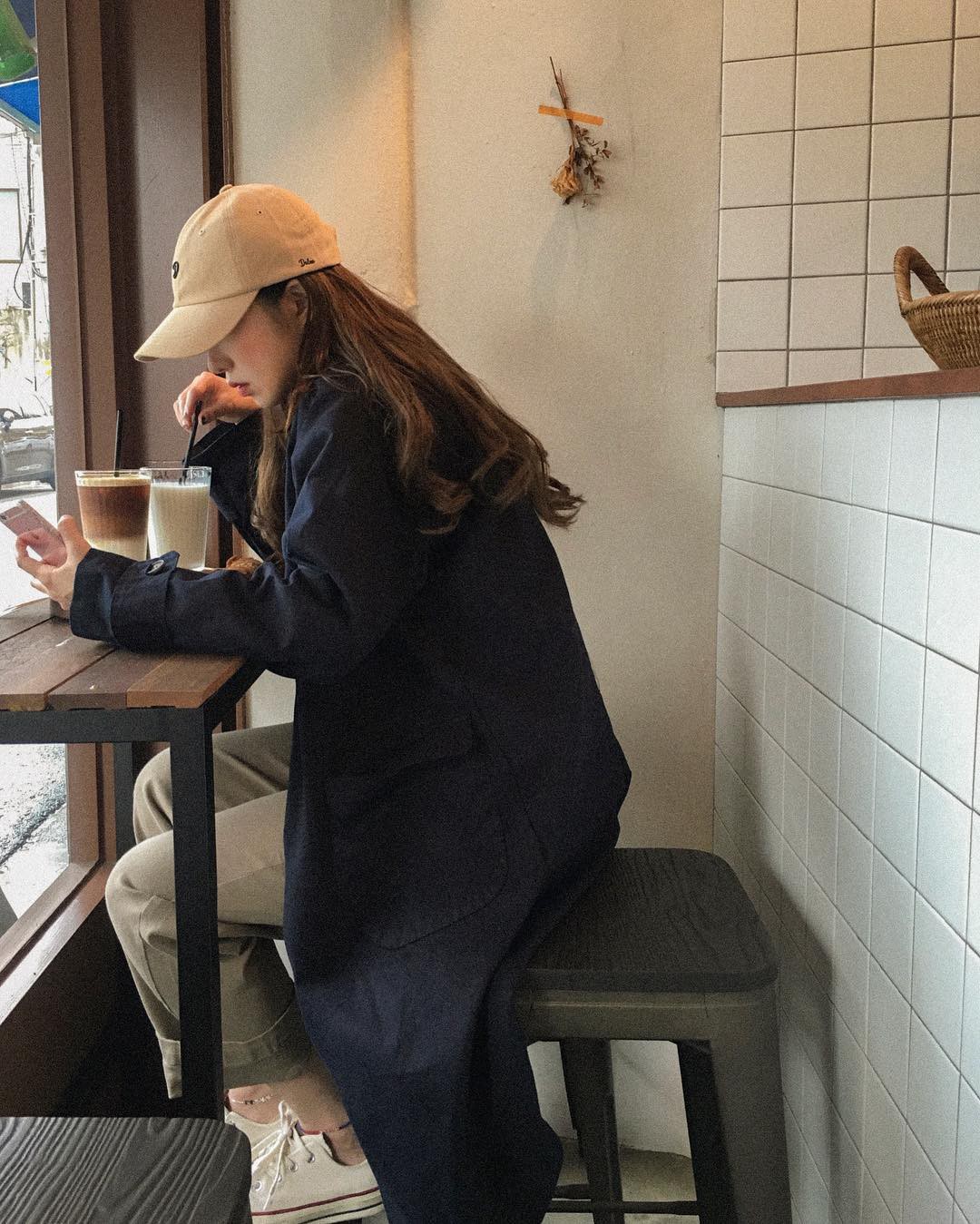 Ngày mưa âm u không biết mặc gì, bạn chỉ cần ghi nhớ 5 item này là có thể hô biến ngay hàng loạt set đồ siêu ưng mắt - Ảnh 11. Ngày mưa âm u không biết mặc gì, bạn chỉ cần ghi nhớ 5 item này là có thể hô biến ngay hàng loạt set đồ siêu ưng mắt - Ảnh 11.